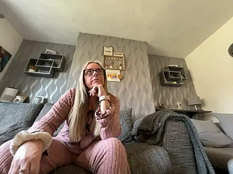 Snapshot of Anastasia-BlondeXX chatting on March 11, 9:15 am Anastasia-BlondeXX online show from March 11, 9:15 am