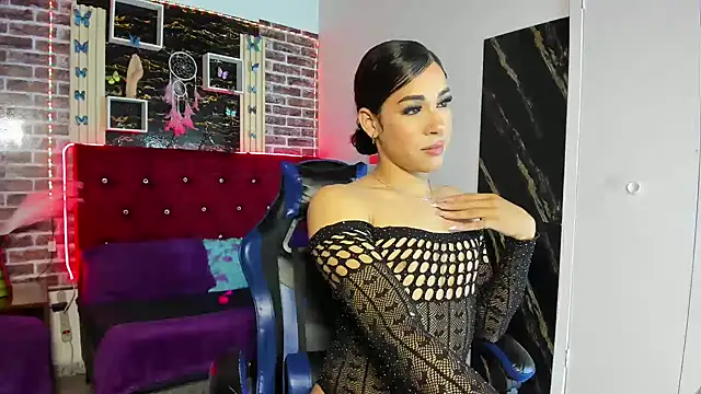 Snapshot of angelitasexxxhot chatting on December 19, 1:01 am angelitasexxxhot online show from December 19, 1:01 am