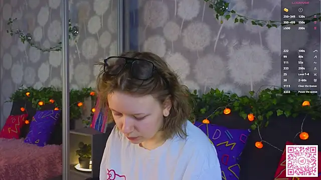 EmiliSaren online show from September 30, 3:39 pm