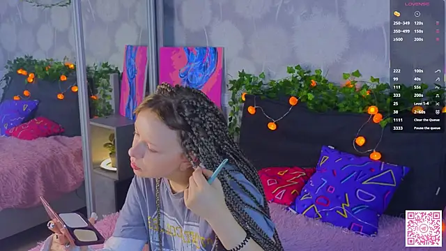 EmiliSaren online show from October 5, 3:32 pm