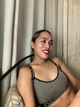 Snapshot of RomanticPearlTS chatting on March 8, 2:04 am RomanticPearlTS online show from March 8, 2:04 am