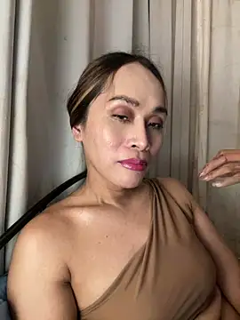 Snapshot of RomanticPearlTS chatting on April 4, 2:10 am RomanticPearlTS online show from April 4, 2:10 am