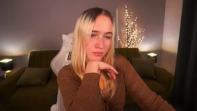 LilElfie online show from October 26, 8:59 pm