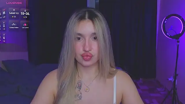 Snapshot of RoxyChill chatting on September 12, 7:47 pm RoxyChill online show from September 12, 7:47 pm