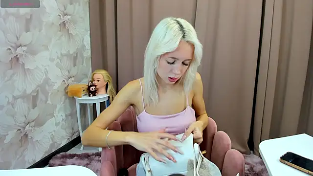 cute luucy online show from October 10, 4:00 am