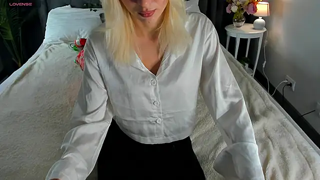 cute luucy online show from December 17, 6:03 pm