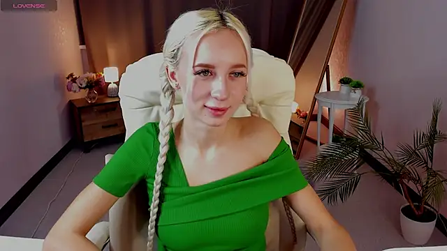 Snapshot of cute_luucy chatting on March 18, 3:42 am cute luucy online show from March 18, 3:42 am