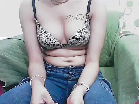 Snapshot of elize__ chatting on February 19, 2:07 am elize online show from February 19, 2:07 am