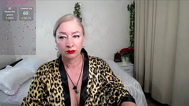 hunters woman online show from July 9, 3:27 pm