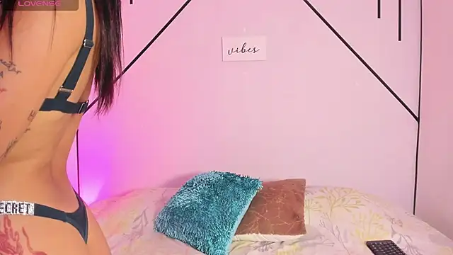 MiahCornell  online show from November 26, 8:43 pm