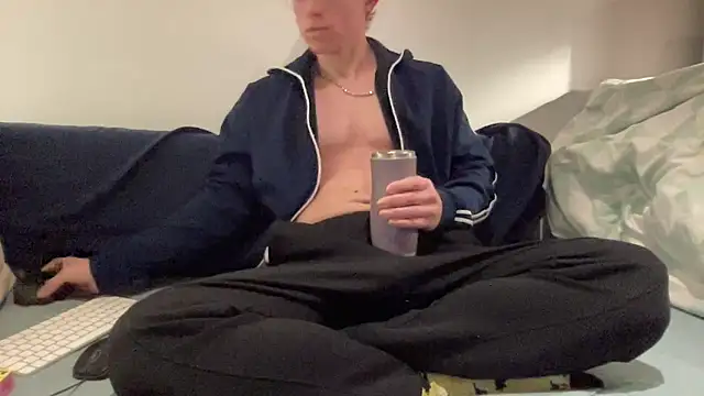 Snapshot of ee_000 chatting on October 25, 5:30 pm ee 000 online show from October 25, 5:30 pm