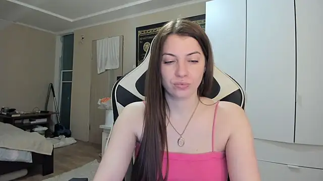 EmiLovsi online show from May 8, 2:33 pm