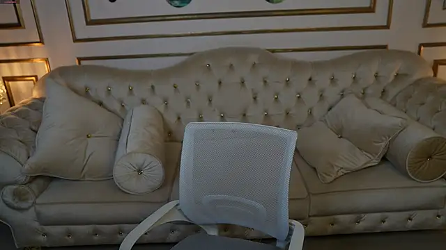 Esmie Smile online show from October 9, 7:01 pm