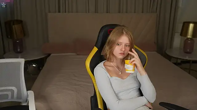 Esmie Smile online show from October 11, 2:48 pm