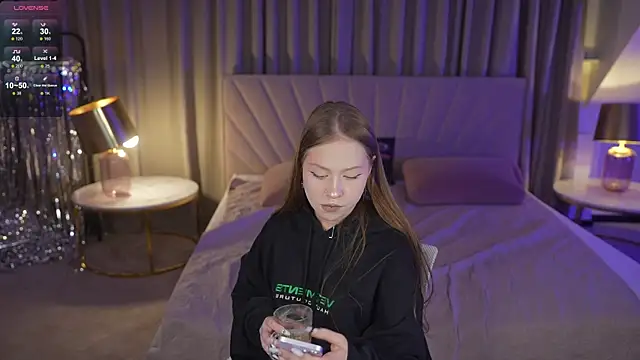 Esmie Smile online show from November 25, 7:25 pm