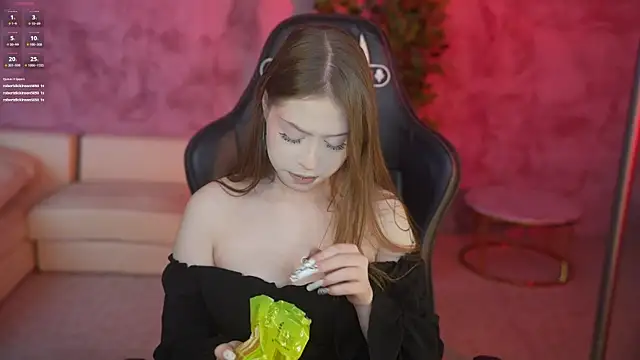 Snapshot of Esmie_Smile chatting on June 17, 1:30 am Esmie Smile online show from June 17, 1:30 am