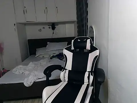 eattmebabyy online show from March 20, 11:15 am