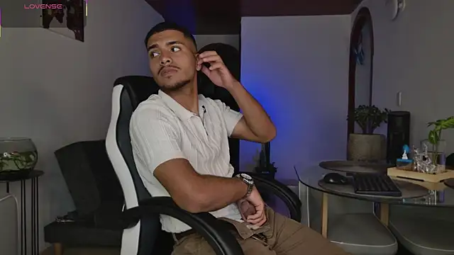 Snapshot of michel_g1 chatting on February 17, 12:29 am michel g1 online show from February 17, 12:29 am