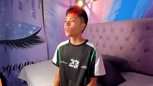 Snapshot of MaxiWildd chatting on October 15, 12:49 pm MaxiWildd online show from October 15, 12:49 pm