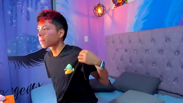 Snapshot of MaxiWildd chatting on November 8, 1:00 pm MaxiWildd online show from November 8, 1:00 pm