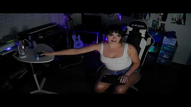 Snapshot of TheSlutMuffin chatting on December 4, 7:28 am TheSlutMuffin online show from December 4, 7:28 am