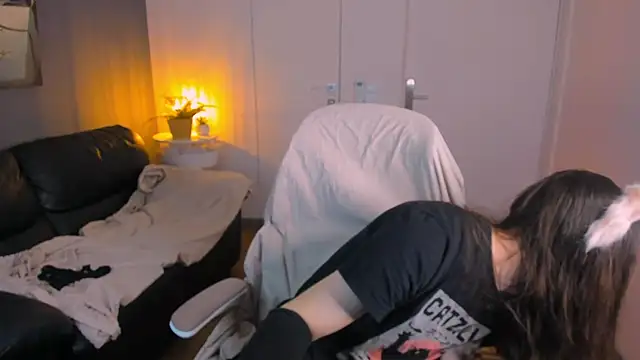 Snapshot of SilverMuse chatting on April 9, 1:16 am SilverMuse online show from April 9, 1:16 am