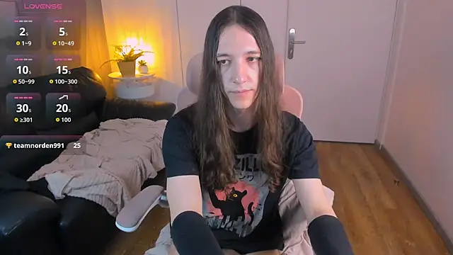 Snapshot of SilverMuse chatting on April 9, 6:19 am SilverMuse online show from April 9, 6:19 am