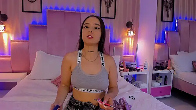 Snapshot of AlliceWinter chatting on February 9, 5:28 pm AlliceWinter online show from February 9, 5:28 pm