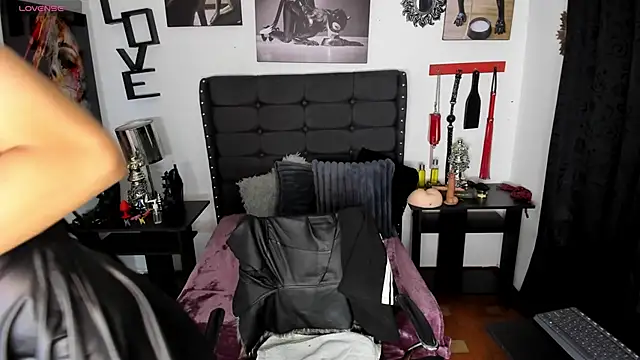 Snapshot of LunarisSmith chatting on February 19, 6:04 pm LunarisSmith online show from February 19, 6:04 pm