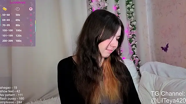 Snapshot of little_Teya chatting on October 17, 10:40 am little Teya online show from October 17, 10:40 am