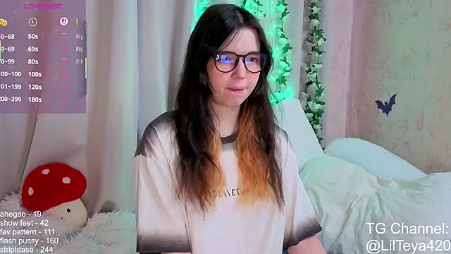 Snapshot of little_Teya chatting on November 14, 10:25 am little Teya online show from November 14, 10:25 am