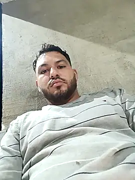 Snapshot of Frank0021 chatting on November 21, 1:37 am Frank0021 online show from November 21, 1:37 am