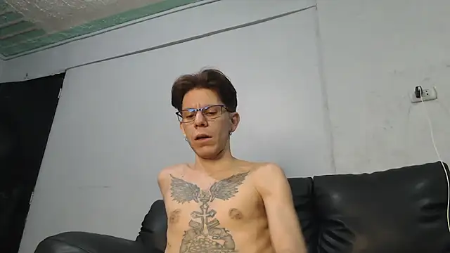 Snapshot of AlexandroRossi chatting on November 1, 5:31 am AlexandroRossi online show from November 1, 5:31 am