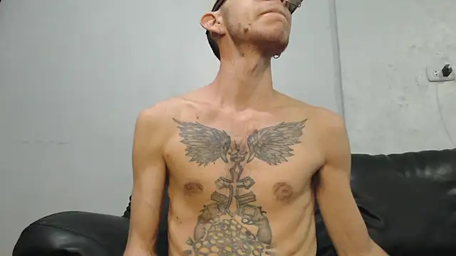 Snapshot of AlexandroRossi chatting on November 14, 4:44 am AlexandroRossi online show from November 14, 4:44 am