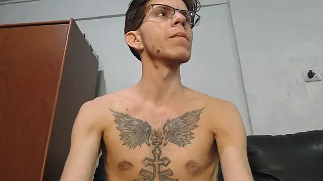 Snapshot of AlexandroRossi chatting on November 15, 6:22 am AlexandroRossi online show from November 15, 6:22 am