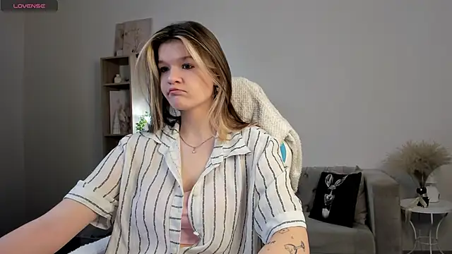 Snapshot of Kati_Li chatting on November 17, 10:54 am Kati Li online show from November 17, 10:54 am