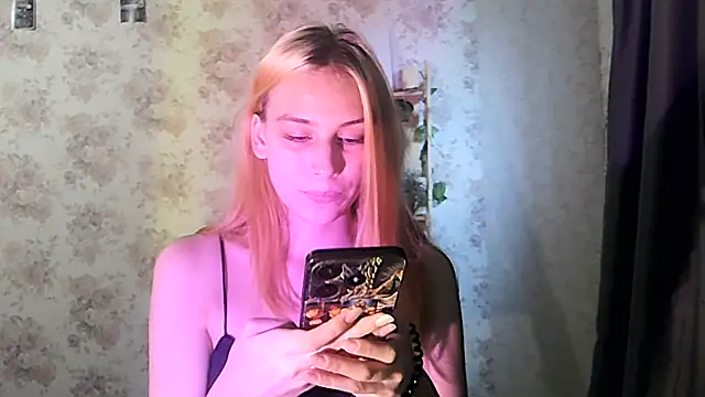 Snapshot of ClaireLaSweet chatting on October 4, 3:48 am ClaireLaSweet online show from October 4, 3:48 am