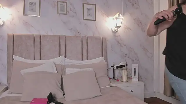 Snapshot of Paula_And chatting on June 23, 10:35 am Paula And online show from June 23, 10:35 am