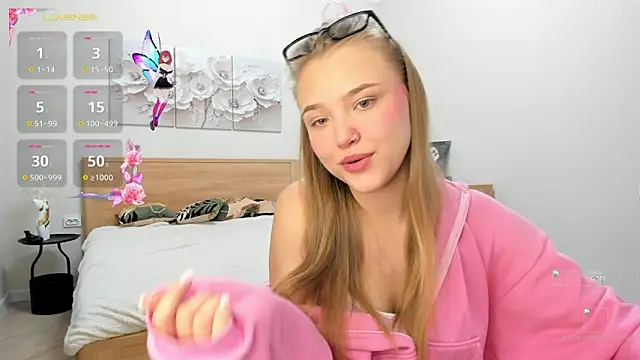 Snapshot of flooora_0 chatting on October 10, 12:42 am flooora 0 online show from October 10, 12:42 am