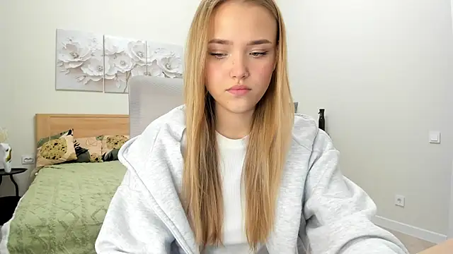 Snapshot of flooora_0 chatting on December 23, 2:31 am flooora 0 online show from December 23, 2:31 am