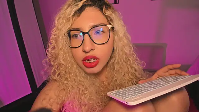 itsroxyrose  online show from November 20, 7:46 pm