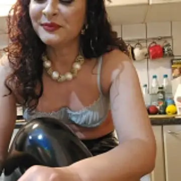 Snapshot of ShineBright88 chatting on November 10, 8:41 pm ShineBright88 online show from November 10, 8:41 pm