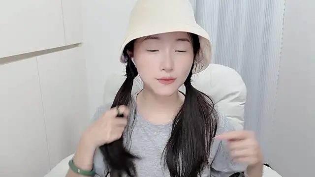 Snapshot of Rosalind_xixi chatting on June 28, 12:00 pm Rosalind xixi online show from June 28, 12:00 pm