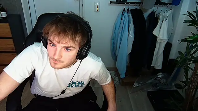 Snapshot of Rudi2007Eye chatting on February 25, 7:34 pm Rudi2007Eye online show from February 25, 7:34 pm