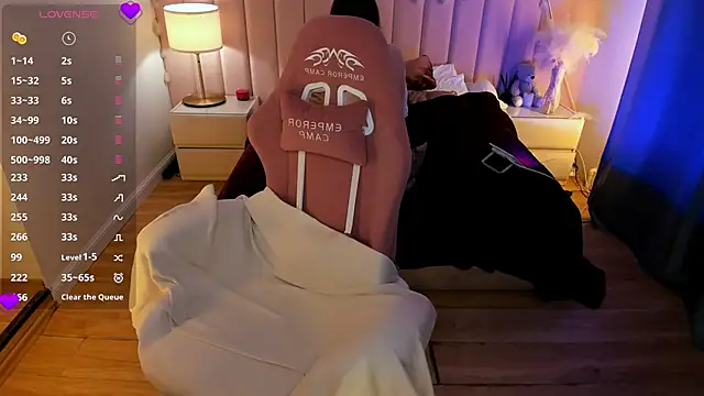 Snapshot of ashton_heidii chatting on February 28, 10:55 pm ashton heidii online show from February 28, 10:55 pm