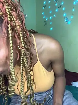 Seductive Yellow Titties online show from May 15, 7:21 pm