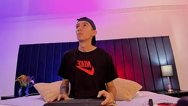 dominik thompson777 online show from October 7, 3:25 am