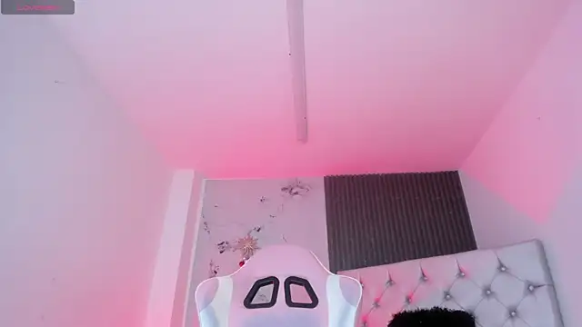 chloesagee online show from December 19, 11:45 pm