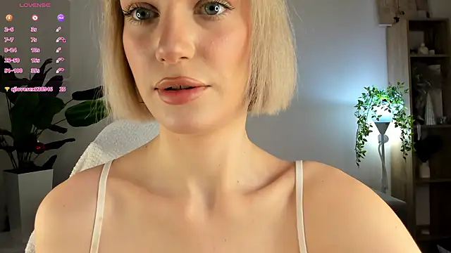 Snapshot of Ice_Strawberry chatting on January 19, 3:10 am Ice Strawberry online show from January 19, 3:10 am