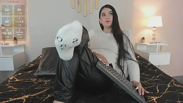 natachadiaz  online show from October 28, 12:30 pm